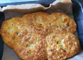 Χρυσαφένια και αφράτη μπομπότα με καλαμποκάλευρο και λιωμένη φέτα πασπαλισμένη με κύμινο μέσα στο ταψί