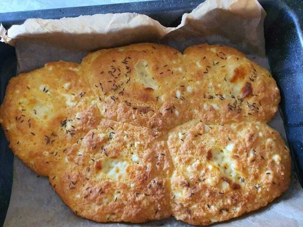 mpompota Μία ολόκληρη Μπομπότα, χρυσαφένια και αφράτη, σε ταψί, έτοιμη να κοπεί