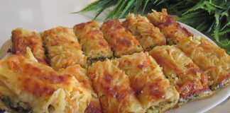 Πατατόπιτα Φούρνου με Καρότο, κομμένη σε κομμάτια, με λιωμένο τυρί στην επιφάνεια.