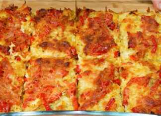 Χρυσαφένιο πυρέξ με τριμμένες πατάτες και λιωμένα τυριά πάνω από σοταρισμένα λαχανικά σερβιρισμένο ζεστό