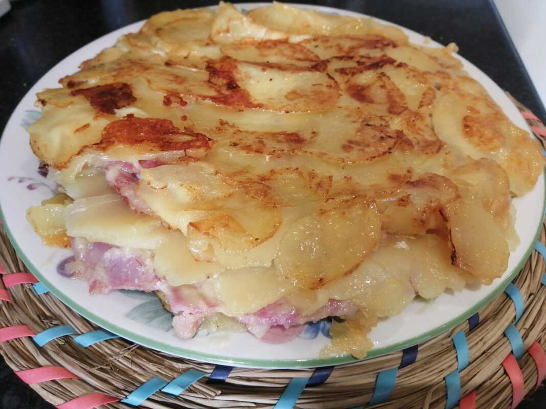 Πατάτες, προσούτο και τυρί σε τηγάνι.