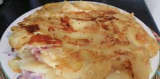 Ένα γρήγορο πιάτο με πατάτες, προσούτο και τυρί σε τηγάνι. Πατάτες, προσούτο και τυρί σε τηγάνι.