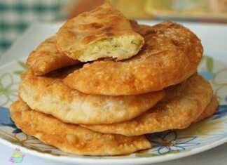 Χρυσαφένιες πατατόπιτες τηγανιού τοποθετημένες η μία πάνω στην άλλη, με τη γέμιση πατάτας και λιωμένου τυριού να φαίνεται στο εσωτερικό.