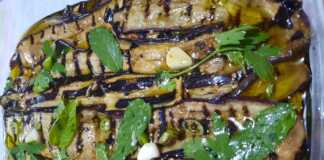 Πιατέλα με ζουμερές Μελιτζάνες στη Σχάρα, αρωματισμένες και έτοιμες για σερβίρισμα