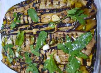 Πιατέλα με ζουμερές Μελιτζάνες στη Σχάρα, αρωματισμένες και έτοιμες για σερβίρισμα