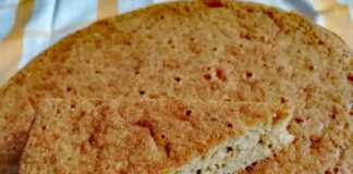 Ψωμί από πίτουρο βρώμης…για όσους δε μπορούν να στερηθούν το ψωμί Υγιεινό ψωμί από πίτουρο βρώμης με τυρί, σε ξύλινη επιφάνεια.