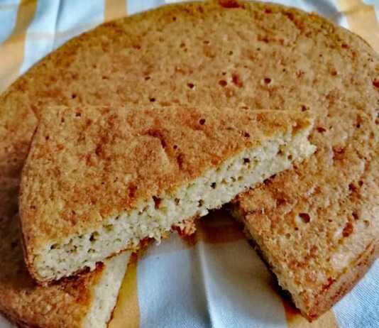 Υγιεινό ψωμί από πίτουρο βρώμης με τυρί, σε ξύλινη επιφάνεια.