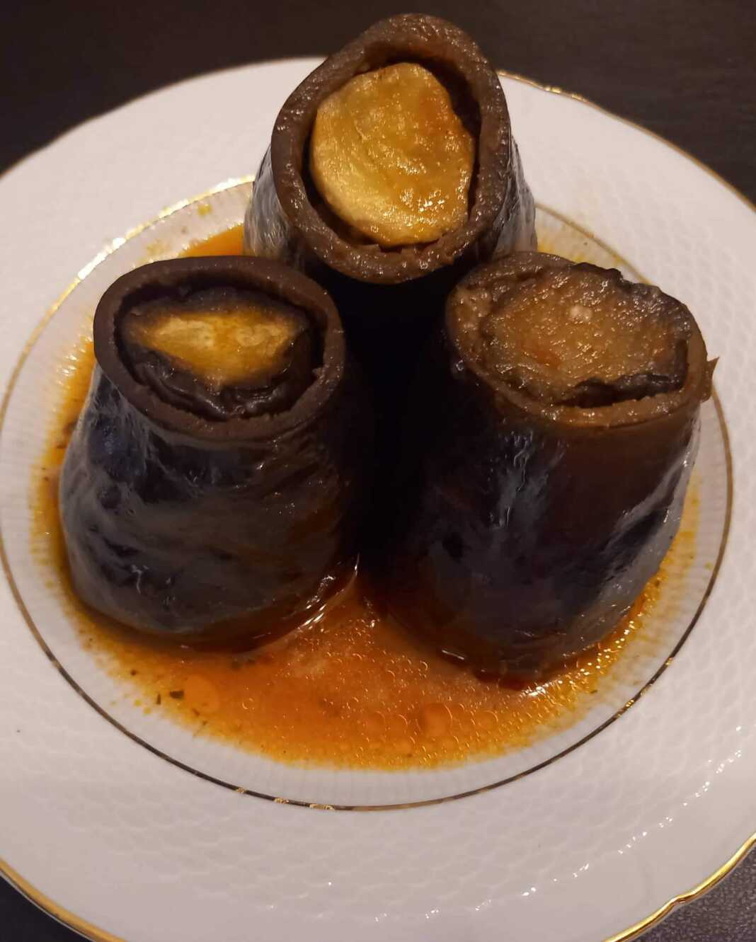 received_449529233675532 Μελιτζάνες Γεμιστές Κατσαρόλας, σερβιρισμένες ζεστές σε πιάτο, με την πλούσια σάλτσα ντομάτας