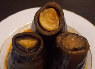 Μελιτζάνες Γεμιστές Κατσαρόλας, σερβιρισμένες ζεστές σε πιάτο, με την πλούσια σάλτσα ντομάτας