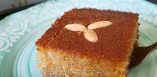 Κομμάτια Ραβανί Σμυρναίικο με σιρόπι, διακοσμημένα με λευκά αμύγδαλα.