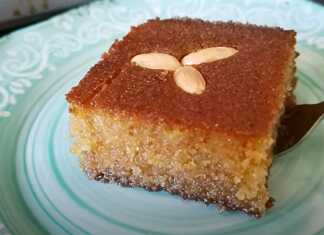 Κομμάτια Ραβανί Σμυρναίικο με σιρόπι, διακοσμημένα με λευκά αμύγδαλα.