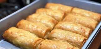 Χρυσαφένια Ρολάκια Γαλακτομπούρεκο, σιροπιαστά και πασπαλισμένα με κανέλα, σερβιρισμένα σε ταψί