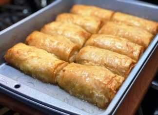 Χρυσαφένια Ρολάκια Γαλακτομπούρεκο, σιροπιαστά και πασπαλισμένα με κανέλα, σερβιρισμένα σε ταψί