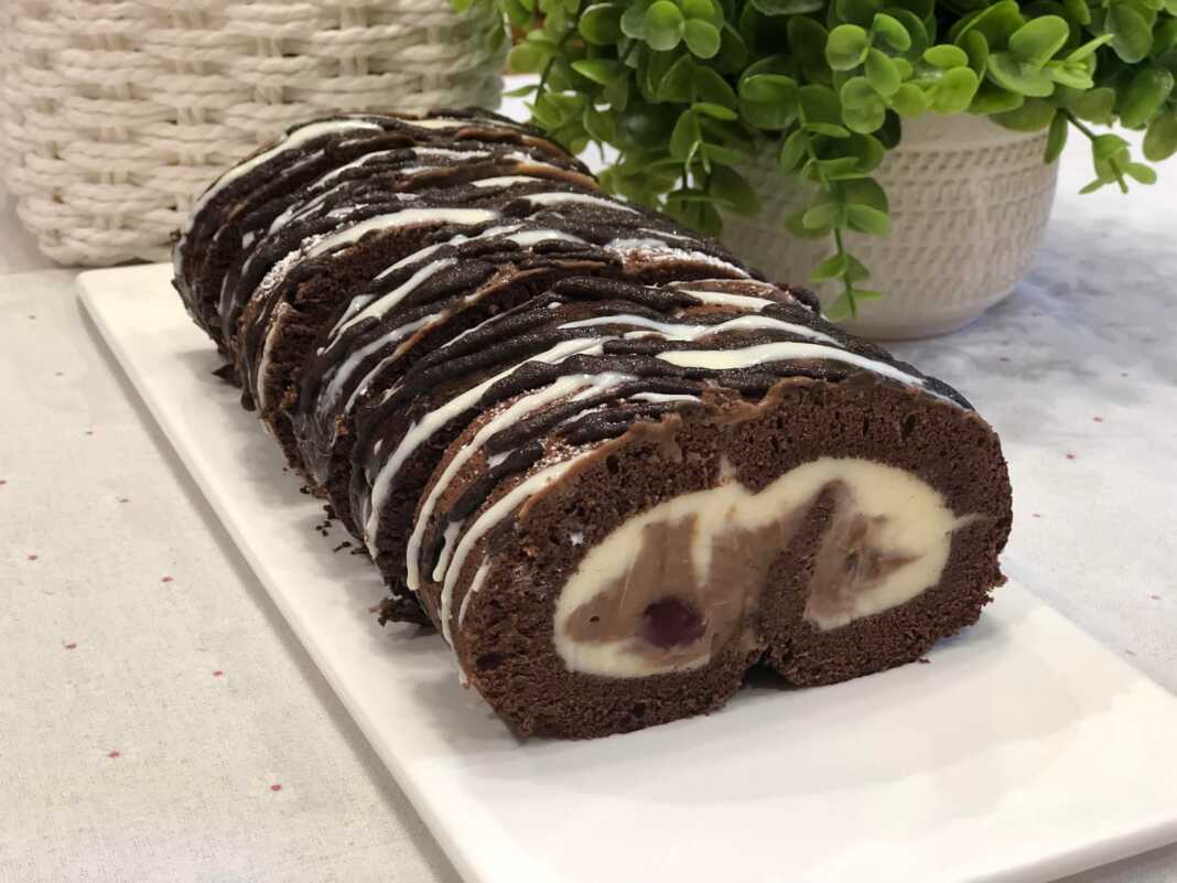 Ρολό σοκολάτας με δύο είδη κρέμας και κεράσια.