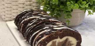 Ρολό σοκολάτας με δύο είδη κρέμας και κεράσια.