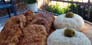 Τραγανά σνίτσελ με χρυσαφένια κρούστα, ψημένα στο φούρνο, σερβιρισμένα δίπλα σε μερίδα λευκό ρύζι