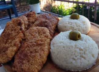 Τραγανά σνίτσελ με χρυσαφένια κρούστα, ψημένα στο φούρνο, σερβιρισμένα δίπλα σε μερίδα λευκό ρύζι