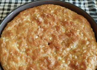 Χειροποίητη τυρόπιτα με λεπτά στρώματα φύλλου και πλούσια γέμιση φέτας μέσα σε παραδοσιακό ταψί