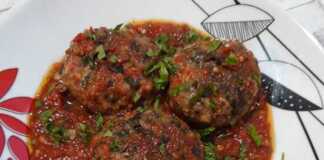 "Τσουκνιδο" κεφτεδάκια με σάλτσα ντομάτας