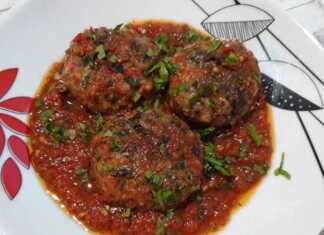 "Τσουκνιδο" κεφτεδάκια με σάλτσα ντομάτας