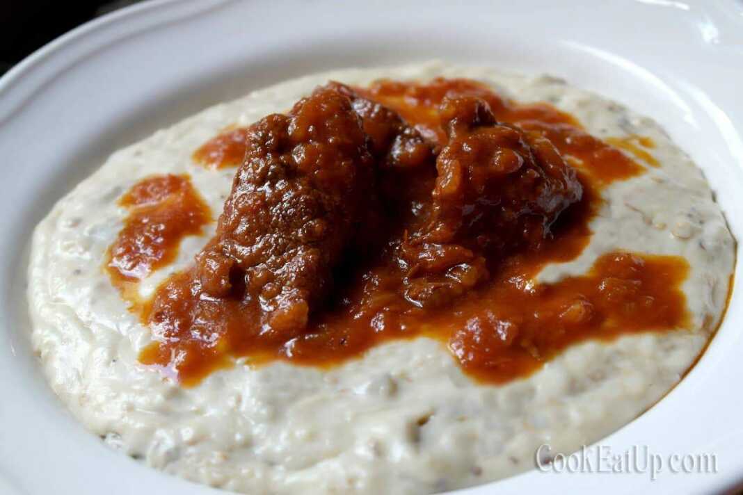 Παραδοσιακό κοκκινιστό χουνκιάρ μπεγεντί, σερβιρισμένο με μοσχάρι και πουρέ μελιτζάνας.