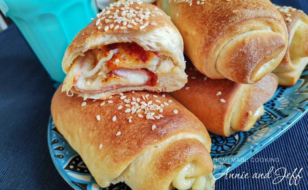 Τα ψημένα Ζαμπονοτυροπιτάκια σε ταψί, πασπαλισμένα με σουσάμι