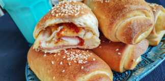 Τα ψημένα Ζαμπονοτυροπιτάκια σε ταψί, πασπαλισμένα με σουσάμι