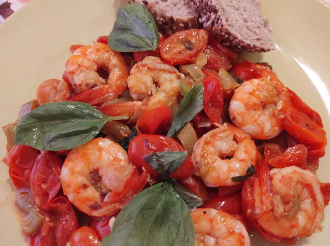 γαριδεςΝτοματινια Γαρίδες με ντοματίνια στο τηγάνι