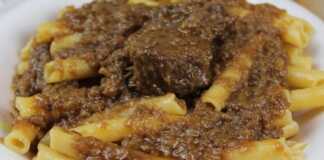 Μοσχάρι με μακαρόνια σε καλαμελωμένη σάλτσα