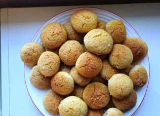 Μπισκότα με Μέλι Αφράτα, σερβιρισμένα σε πιάτο, με την τραγανή κρούστα ζάχαρης να φαίνεται καθαρά.