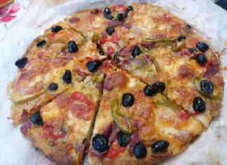 Μια ολόκληρη πίτσα με βάση κολοκυθιού, με τα υλικά της έτοιμα για ψήσιμο