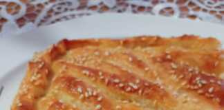 Πίτα χειροποίητη με γέμιση κρέμα τυριού.