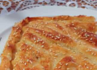 Πίτα χειροποίητη με γέμιση κρέμα τυριού.