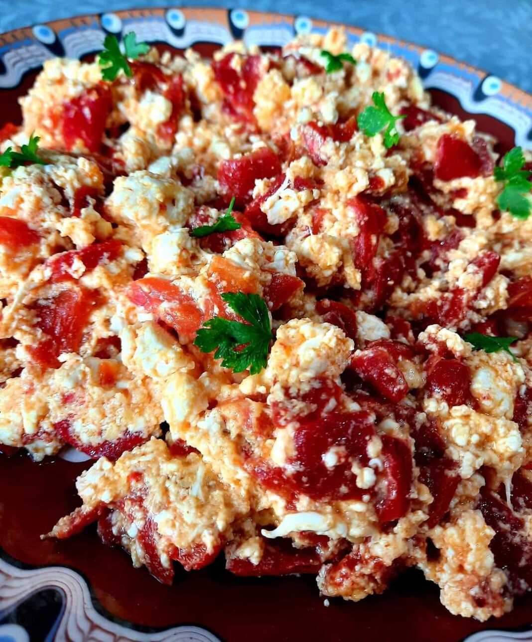 Ομελέτα με ψητές κόκκινες πιπεριές και τυρί