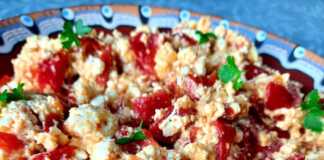 Ομελέτα με ψητές κόκκινες πιπεριές και τυρί