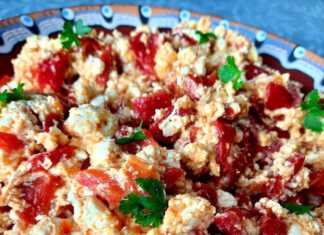 Ομελέτα με ψητές κόκκινες πιπεριές και τυρί