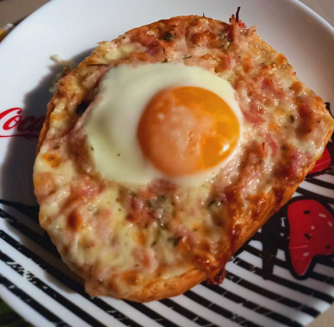 Φέτες με τυρί, καπνιστό μπέικον και αυγό