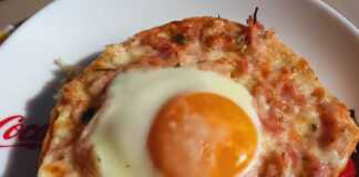 Φέτες με τυρί, καπνιστό μπέικον και αυγό…Ας πάρουμε ένα ζεστό πρωινό! Φέτες με τυρί, καπνιστό μπέικον και αυγό