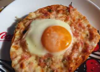 Φέτες με τυρί, καπνιστό μπέικον και αυγό