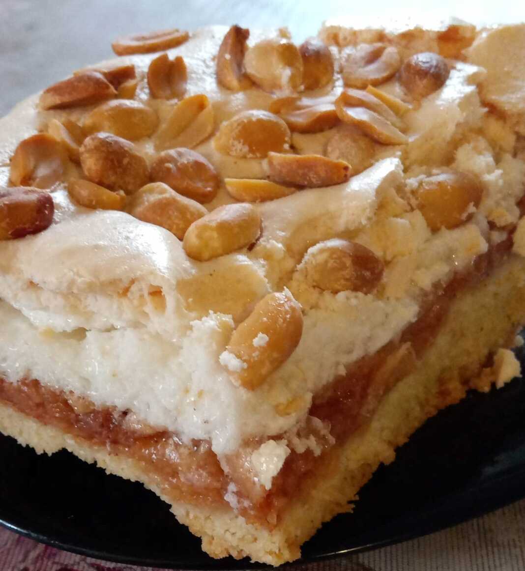 Κοντινό πλάνο στο Γλυκό Μήλου Ψυγείου με την πλούσια γέμιση μήλου.