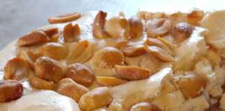 Κοντινό πλάνο στο Γλυκό Μήλου Ψυγείου με την πλούσια γέμιση μήλου.