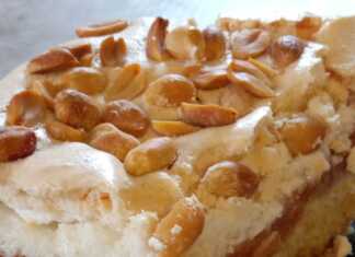 Υπέροχο γλυκό μήλου (ψυγείου) Κοντινό πλάνο στο Γλυκό Μήλου Ψυγείου με την πλούσια γέμιση μήλου.