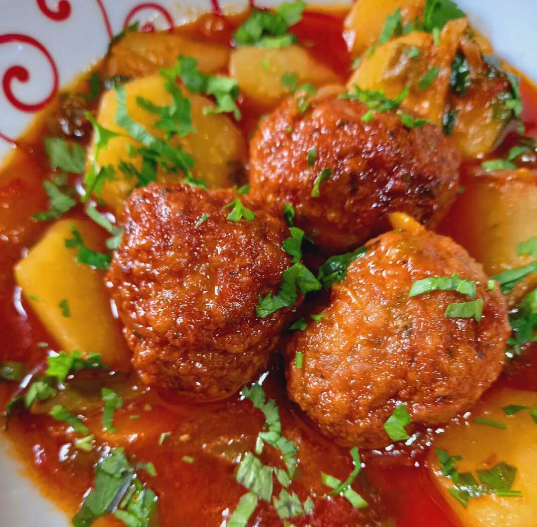 Κεφτεδάκια με πατάτες και σάλτσα στην κατσαρόλα