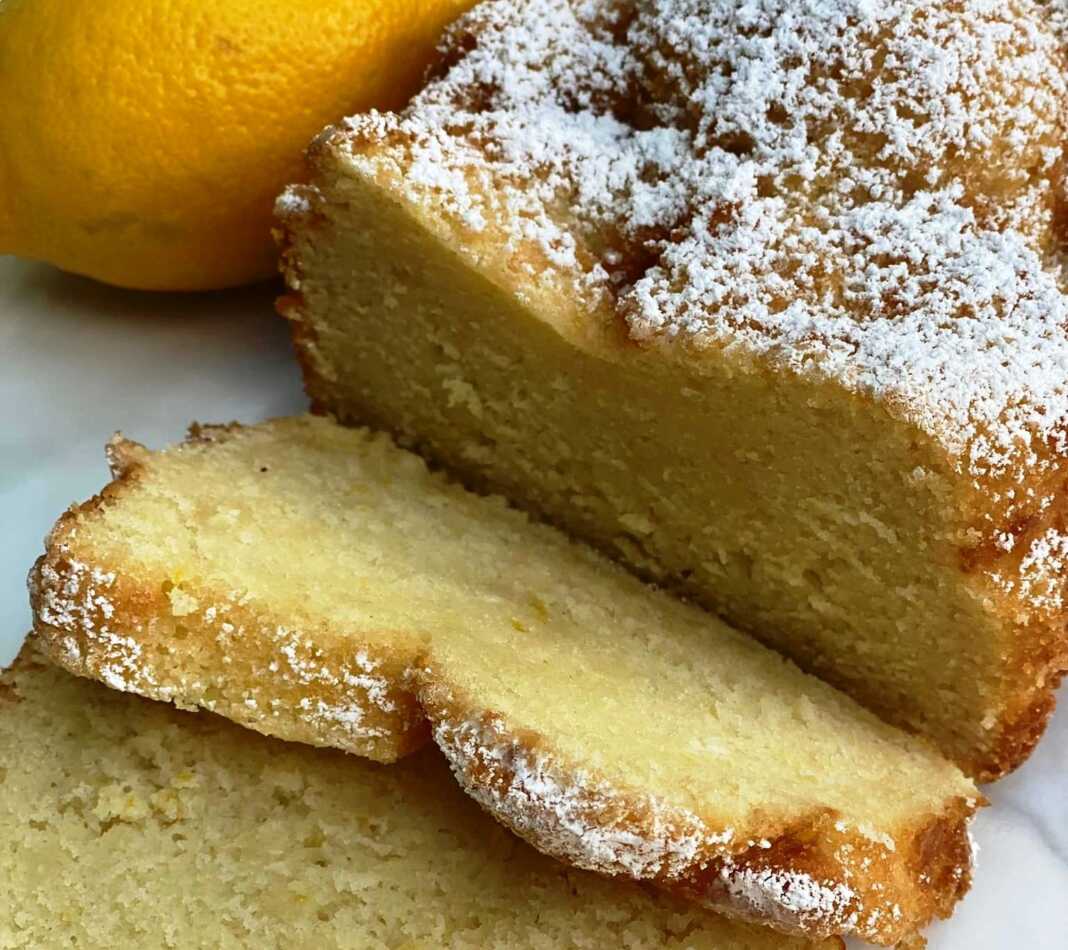 Κοντινό πλάνο σε μια φέτα από το αφράτο Κέικ Λεμονιού.