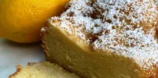 Κοντινό πλάνο σε μια φέτα από το αφράτο Κέικ Λεμονιού.