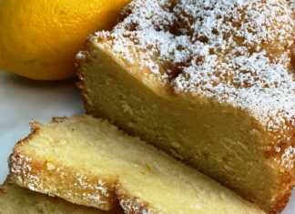 Κοντινό πλάνο σε μια φέτα από το αφράτο Κέικ Λεμονιού.