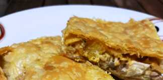 Φανταστική Κοτόπιτα με φύλλο σφολιάτας, χρυσαφένια, κομμένη σε τετράγωνα κομμάτια.