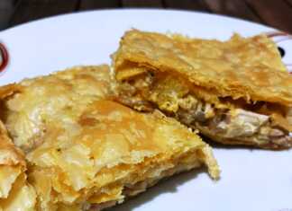 Φανταστική Κοτόπιτα με φύλλο σφολιάτας, χρυσαφένια, κομμένη σε τετράγωνα κομμάτια.