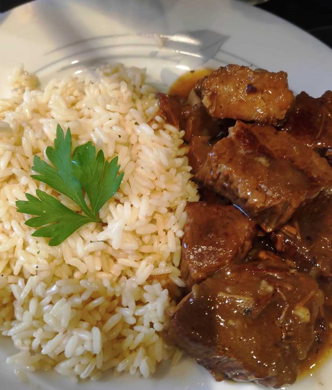 Μοσχάρι λεμονάτο στην κατσαρόλα