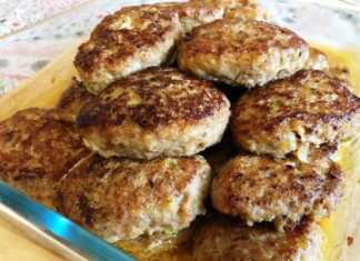 Ροδοκοκκινισμένα μπιφτέκια κοτόπουλου με λαχανικά μέσα σε ταψί με λιωμένο βούτυρο και φρέσκα μυρωδικά